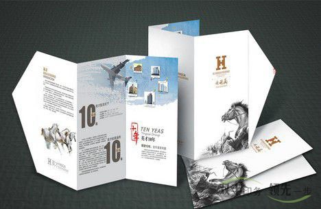 　     生產(chǎn)工藝實(shí)施的諸多細(xì)節(jié)都是在印前制版，拼版過(guò)程中完成的，如不同活件規(guī)矩的統(tǒng)一、銑口訂口預(yù)留、工藝標(biāo)識(shí)的規(guī)范、跨頁(yè)．出血圖文的處理。騎馬訂產(chǎn)品內(nèi)帖頁(yè)碼爬移．全書(shū)頁(yè)碼、書(shū)眉。版心的統(tǒng)一等。制版、拼版作為實(shí)施生產(chǎn)工藝的關(guān)鍵工序，其考慮是否周全、施工是否詳盡都會(huì)影響裝訂加工質(zhì)量。