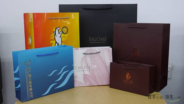 	手提袋印刷作為企業(yè)宣傳，品牌擴(kuò)大影響力的一個(gè)重要媒介，每個(gè)企業(yè)的營銷部都非常熟悉，一年要都要制作很多批次，每次活動(dòng)，促銷都要制作，在南陽，哪家手提袋印刷專業(yè)呢？